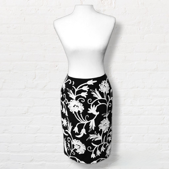 Silk Club Collection Women's Black & White Floral 100% Silk Pencil Skirt, size 4 - Picture 1 of 14